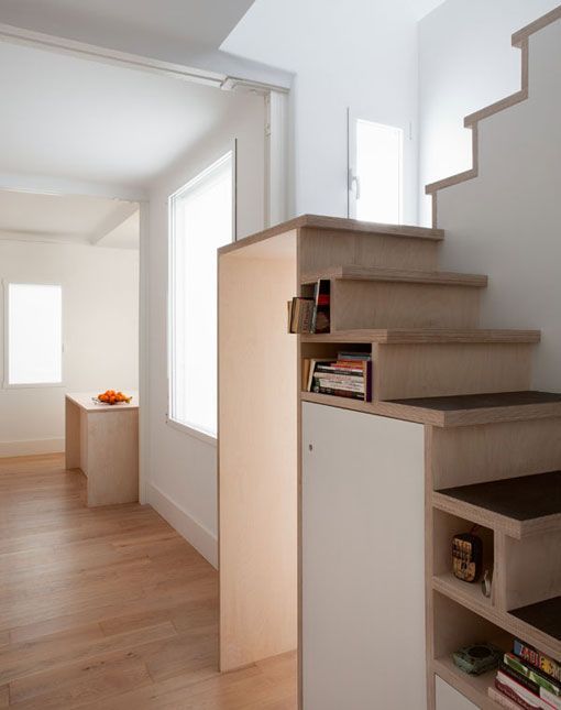 Piso reformado, escalera con varios armarios