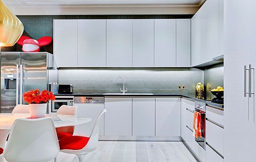 Cocina integrada en un salón moderno