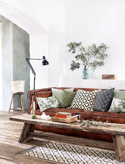 Fibras y materiales naturales: sofá de cuero con mesa de madera