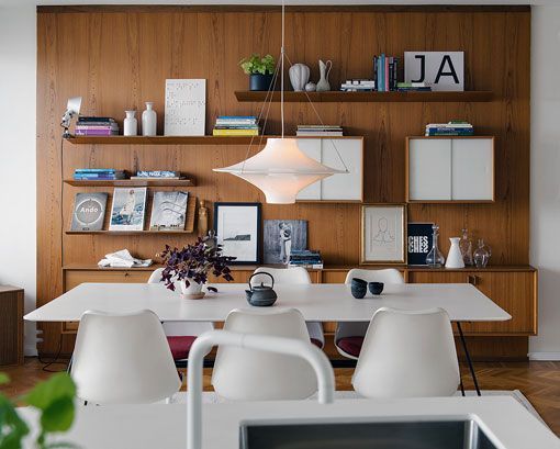 Piso de 100 metros cuadrados, pared de madera en el comedor