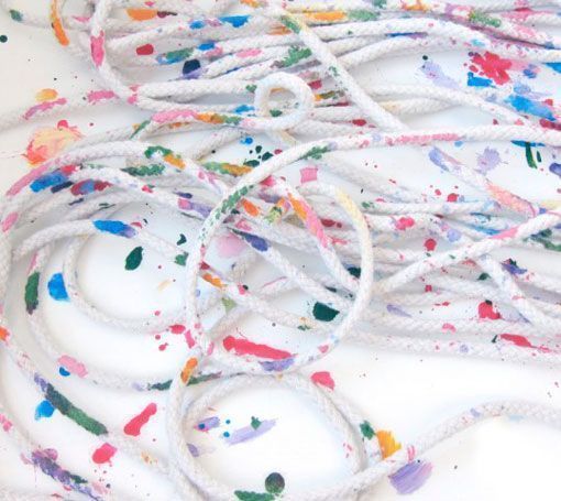 Cesta de cuerda decorada con pinturas acrílicas