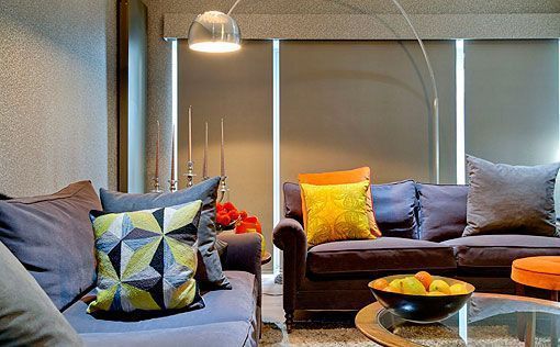 Zona de estar de un salón moderno con cocina integrada