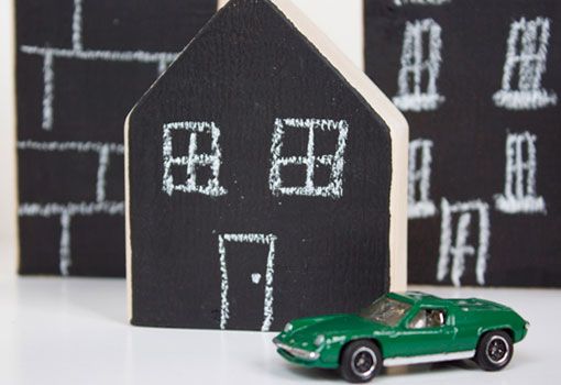 Bloques de madera pintada convertidos en casitas