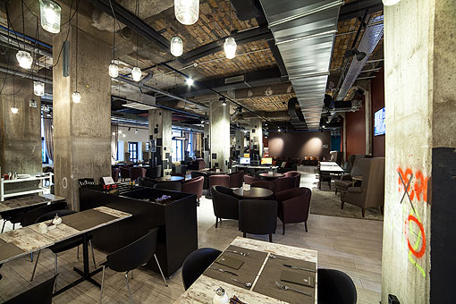 Grafitis en las paredes del Catalonia Berlin Mitte