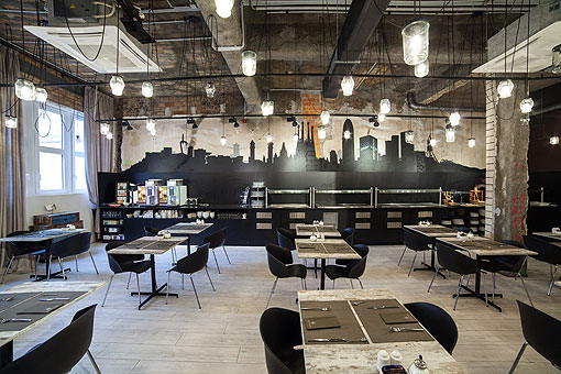 Grafitis en las paredes del Catalonia Berlin Mitte