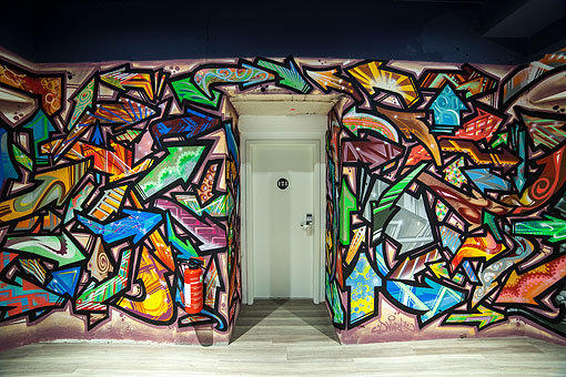 Grafitis en las paredes del Catalonia Berlin Mitte