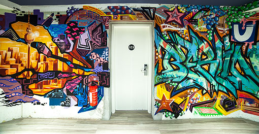 Grafitis en las paredes del Catalonia Berlin Mitte