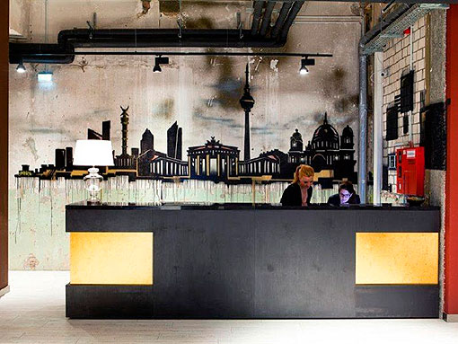 Grafitis en las paredes del hotel Catalonia Berlin Mitte 