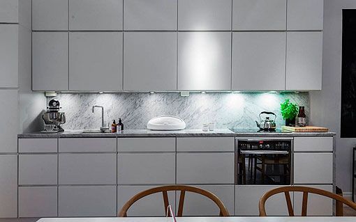Apartamento moderno y elegante: cocina blanca