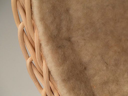 Muebles infantiles de madera, mimbre y lana