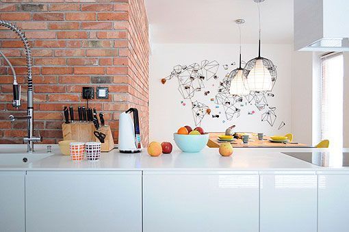 Decorar una cocina blanca con toques de color