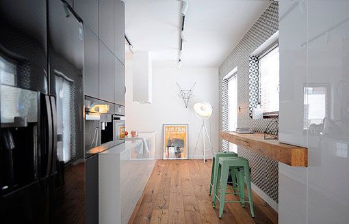 Decorar una cocina blanca con toques de color