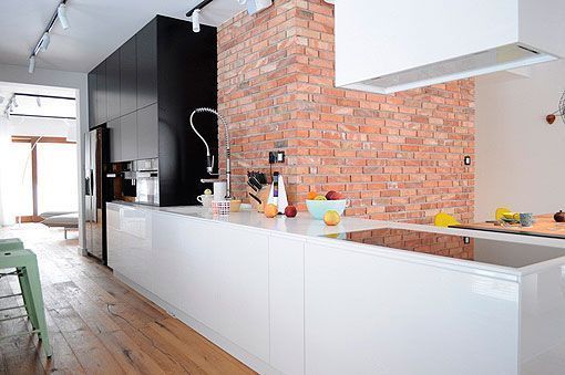 Decorar una cocina blanca con toques de color