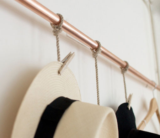 Un sencillo perchero cobre para colgar sombreros
