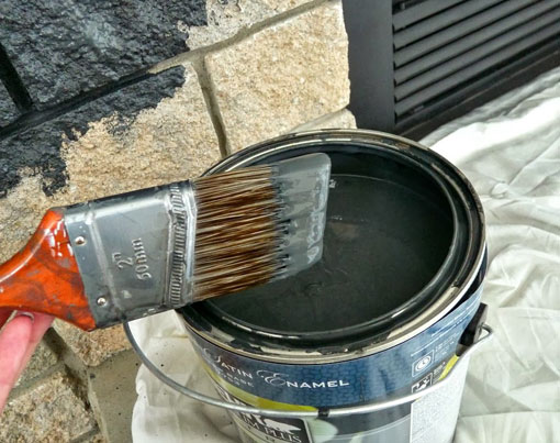 Chimenea pintada de negro con brocha mediana