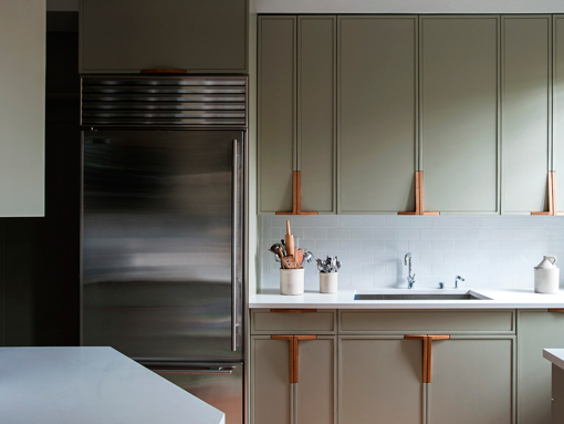 Una reforma de cocina y comedor hecha a medida por Workstead: armarios recuperados