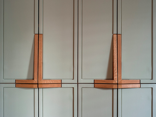 Una reforma de cocina y comedor hecha a medida por Workstead: armarios recuperados