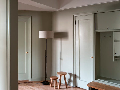 Una reforma de cocina y comedor hecha a medida por Workstead: armarios laqueados en mate