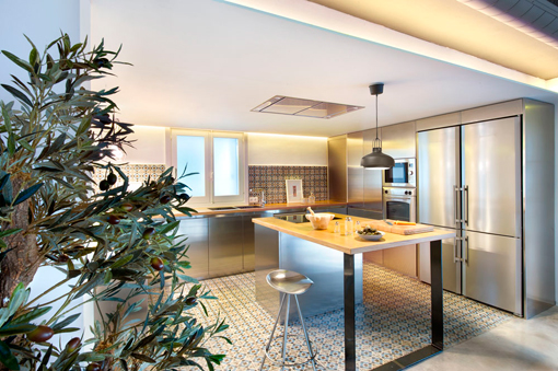 Una reforma integral: cocina de estilo industrial, moderno y tradicional