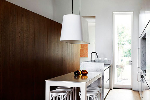 Cocina en mármol blanco y madera