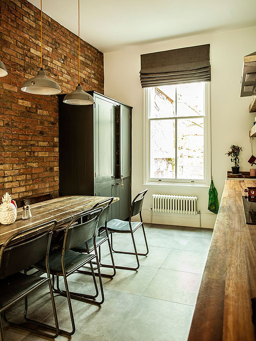 Cocina rústica con muebles de madera pintada