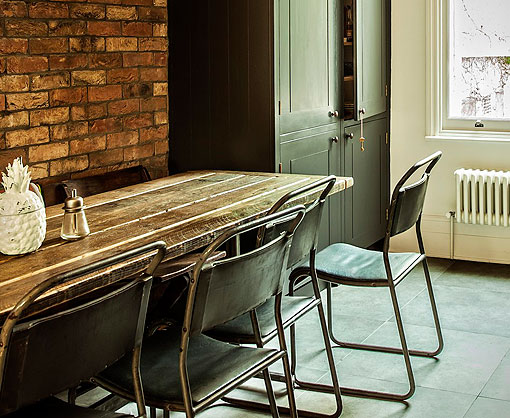 Cocina rústica con muebles de madera pintada