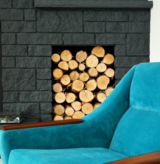 Chimenea pintada de negro en el salón, detalle de la leñera 