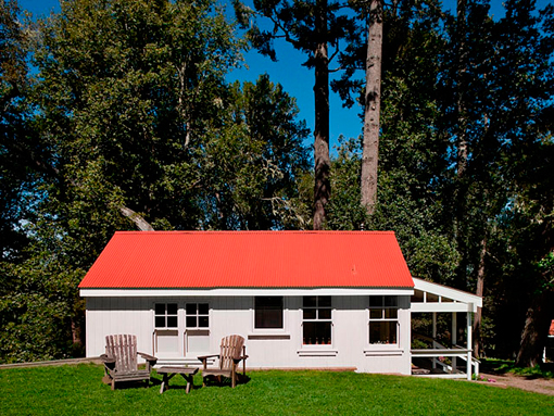 Vista de una casita de campo en un campamento de verano