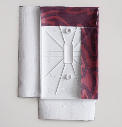 Colocar la plantilla sobre la carcasa