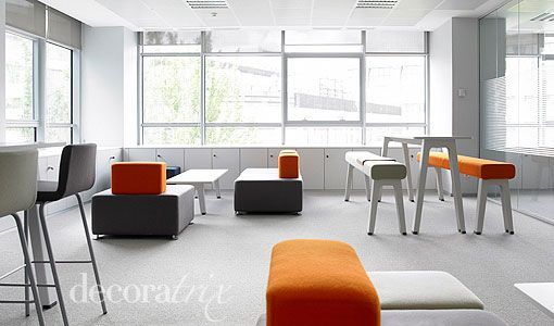 Decoración de oficinas: sala de estar de las oficinas de Axa en Madrid