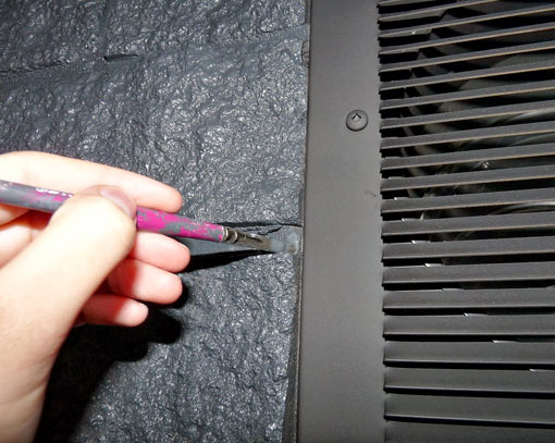 Chimenea pintada de negro, repasar los rincones con pincel fino