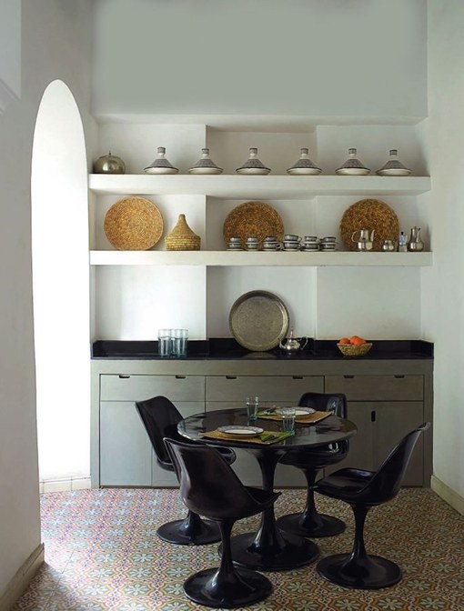 Decoración de estilo étnico: comedor Panton con piezas marroquís