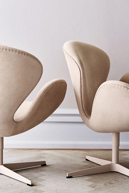 Nuevos colores empolvados para la Swan Chair tapizada en noubuk