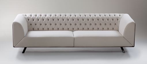 Versión actualizada del sofá Chester Ikon de B&V Tapizados, en cuero blanco