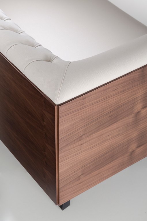 Versión actualizada del sofá Chester Ikon de B&V Tapizados, en capitoné blanco