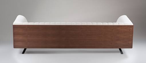 Versión actualizada del sofá Chester Ikon de B&V Tapizados, con madera de roble americano