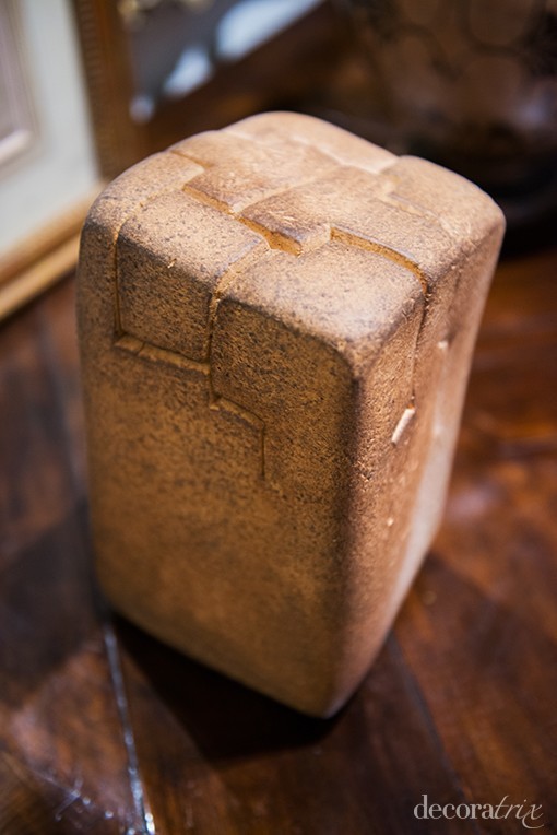 Escultura de Chillida en la residencia del Embajador de Estados Unidos en Madrid James Costos y Michael Smith