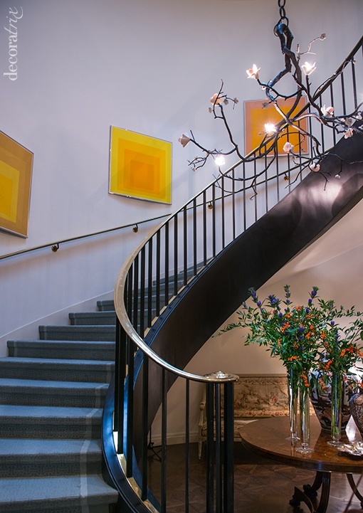 Escalera en la residencia del Embajador de Estados Unidos en Madrid James Costos y Michael Smith