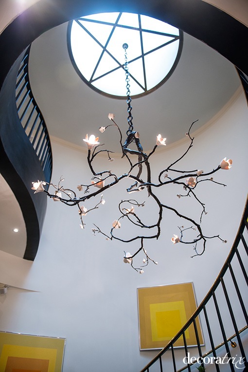 Lámpara escultura de David Wiseman en la residencia del Embajador de Estados Unidos en Madrid James Costos y Michael Smith