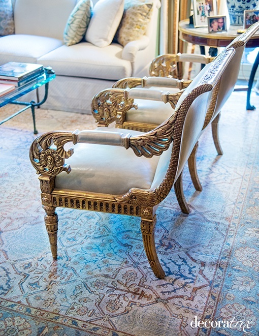 Butacas imperio en la residencia del Embajador de Estados Unidos en Madrid James Costos y Michael Smith