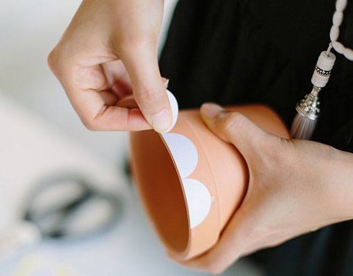 decorar macetas de interior, colocar las pegatinas