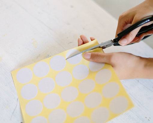 decorar macetas de interior, cortar las pegatinas