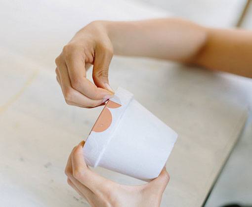 macetas decoradas, retirar las pegatinas 
