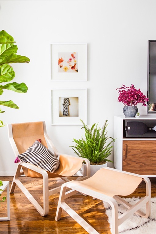 Butaca de cuero del salón-comedor de estilo vintage decorado por Emily Henderson