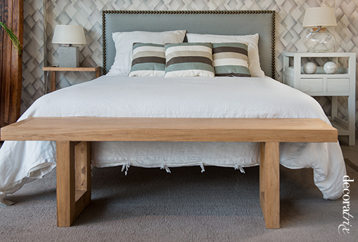 Dormitorio con zona de estar: cama con cabecero tapizado