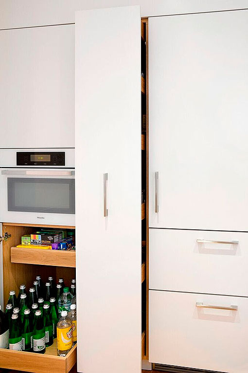 Cocina blanca y gris de estilo moderno