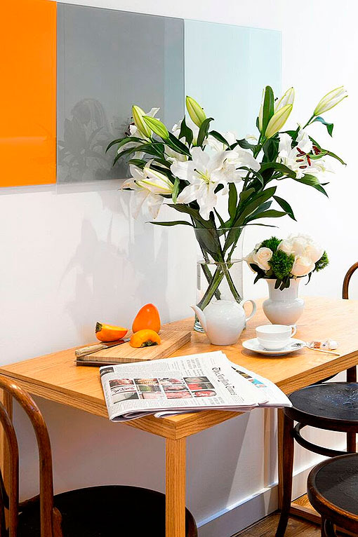 Cocina blanca y gris de estilo moderno