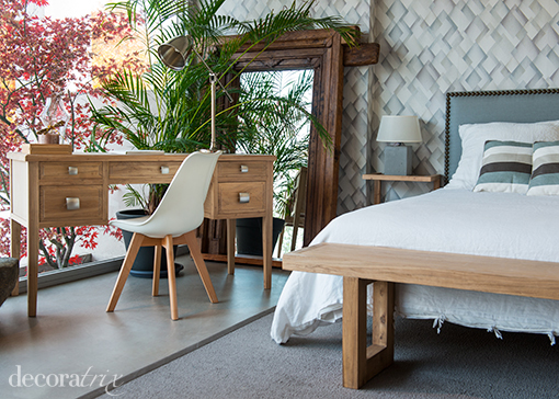 Dormitorio con zona de estar: escritorio de madera de olmo