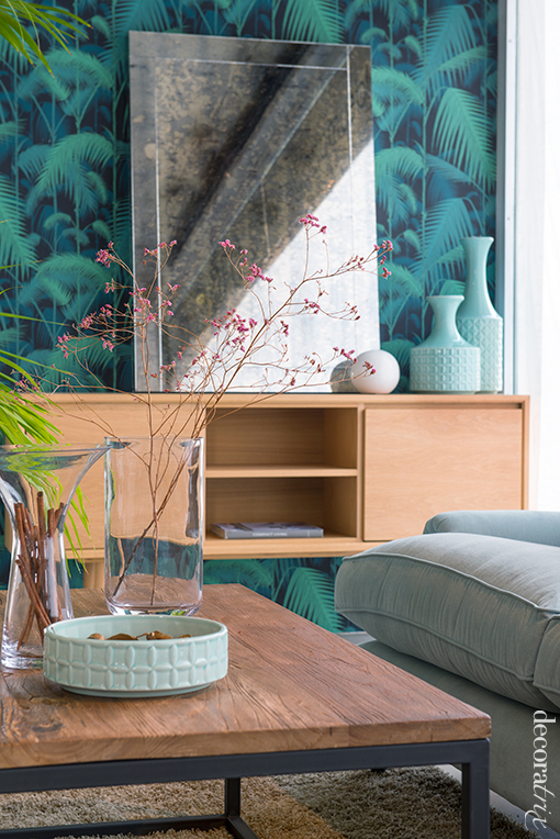 Dormitorio con zona de estar: muebles nórdico y espejo envejecido