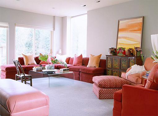 Decorar en rosa los sofás del salón
